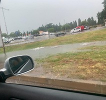 Izviranje vode iz oborinskih šahtova ispod parkirališta Valamara na cestu Poreč-Vrsar
