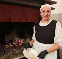 Vesna Jakus uz ognjište za pečenje kruha