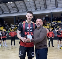 Jaka Malus (Vardar 1961) najbolji igrač turnira i Branko Papeš, vlasnik Dogma nekretnina