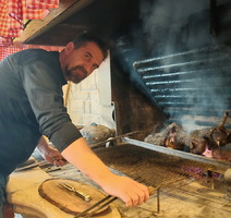 Andrej Šetić kraj kamina u oštariji (Foto Aldo Pokrajac)