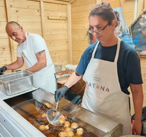 Spremanje fritula na štandu udruge Kuća o batani