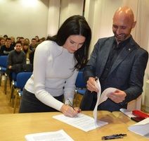 Slaviša Šmalc tijekom potpisivanja ugovora