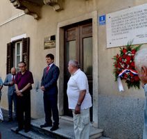 Ispred kuće u kojoj su donijete povijesne odluke