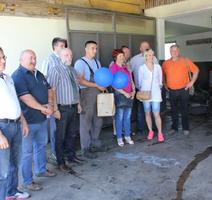 Predaja donacije obrtniku u Hrvatskoj Kostajnici nakon poplave u njegovoj radionici, 2014.
