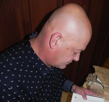 “Iz mnogih njegovih pjesama proviruju, sjaje ustvari, soneti nesvjesni sami sebe