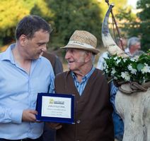 Bivši ministar turizma Anton Kliman s vlasnikom najtežeg vola i njegovim miljenikom