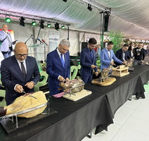Sajam je otvoren simboličnim rezanjem prve fete pršuta