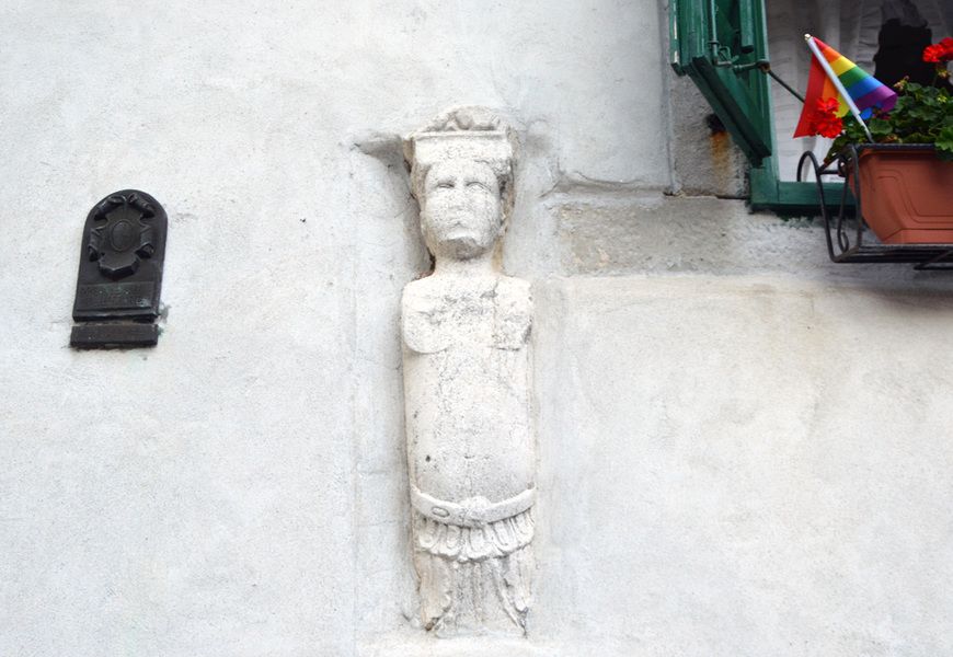 Antička karijatida na fasadi kuće