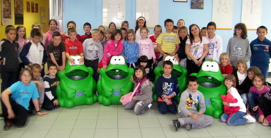 Djeca iz OŠ Vladimir Nazor Potpićan s posudama za odvojeno prikupljanje otpada