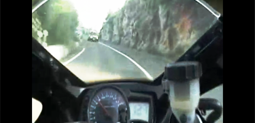 Motociklist u vožnji potpuno prelazi na suprotnu stranu ceste