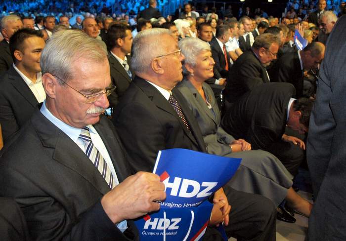 Što je u vrećici, sigurno se pita dr. Hebrang. Vjerojatno se razočarao kad je našao samo notes i običnu olovku s gumicom.