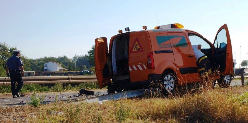 Automobil ophodnje zbog silovitog udarca potpuno je