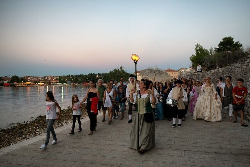 Vodičkinja Nadalina Chiurco dočekala je mnogobrojnu publiku (Foto: Marino Matošević, Fotoklub Poreč)