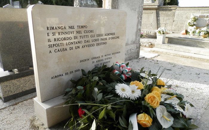 Spomen ploča posvećena „svim Labinjanima u svijetu koji su taj grad napustili zbog nepoćudnosti“