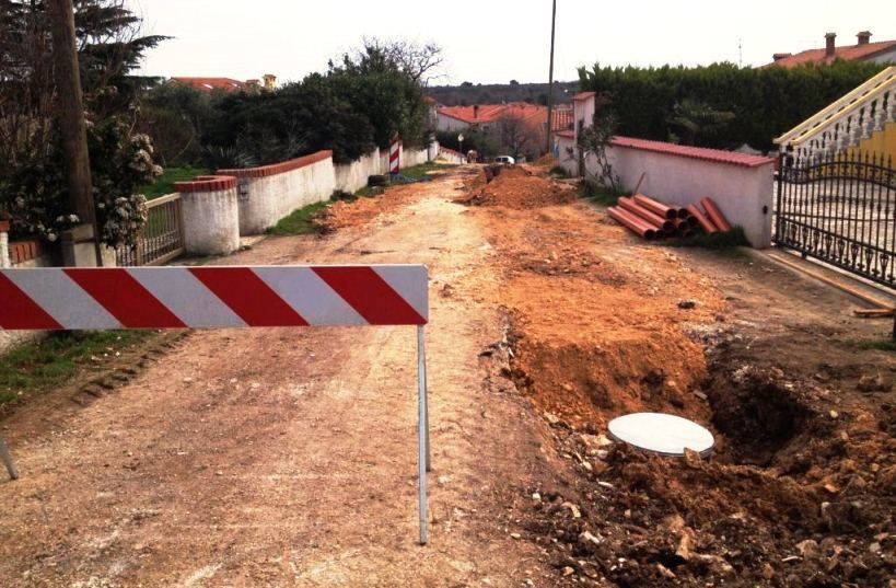 Polaganje cijevi za fekalnu odvodnju u ulici Regi