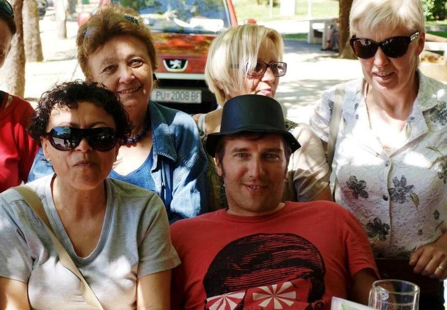 Voditelj programa Dražen Turina Šajeta s obožavateljicama