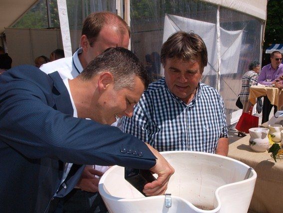 ..Felgo nalio ulje..