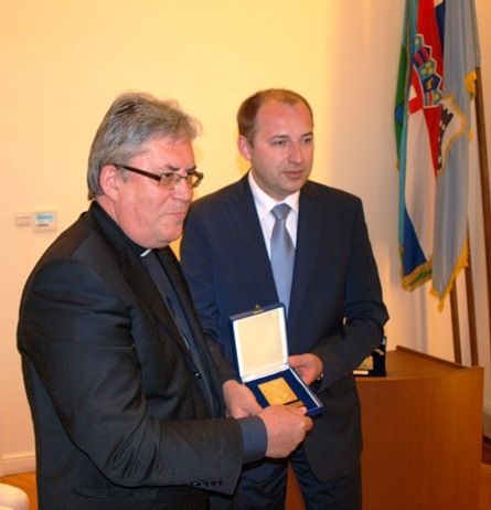 Mons. Vilim Grbac primio je nagradu u ime Porečko-pulske biskupije