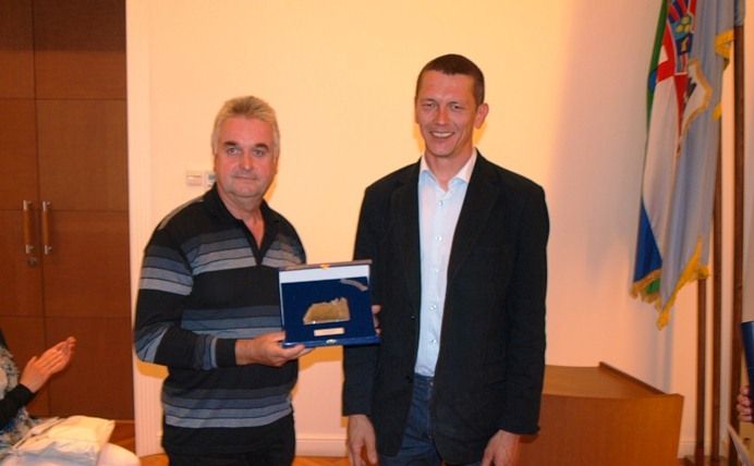 Mladen Rimanić (lijevo) primio je nagradu za humanost i solidarnost