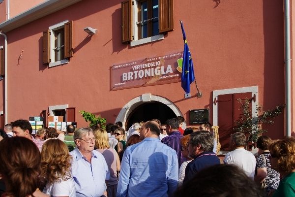 Trg ispred buduceg Muzeja vina i seljackog stvaralastva