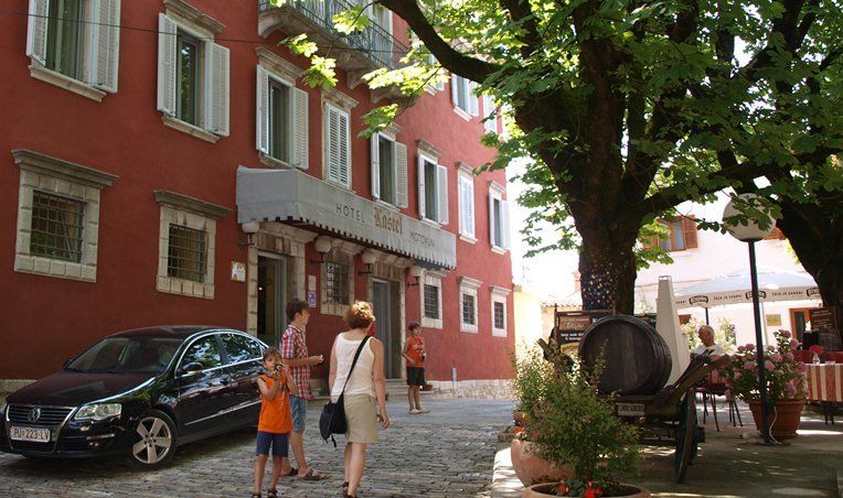 Party za uzvanike održat će se u dvorištu hotela Kaštel