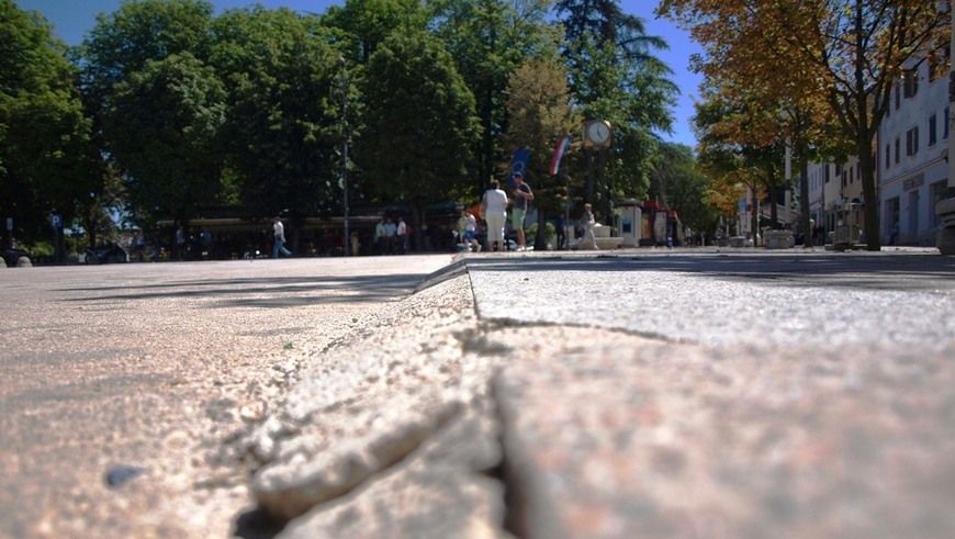 Glavni gradski trg - razlika u visini između popločanog i asfaltiranog dijela trga