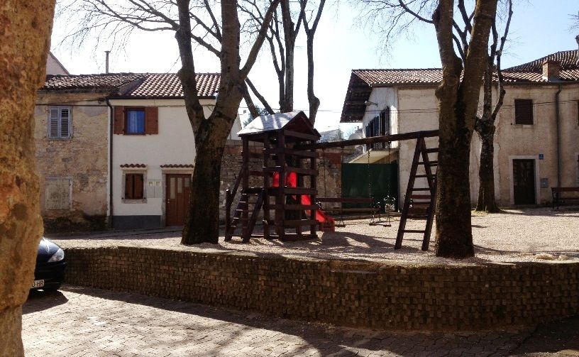 Ruševna zgrada na Buraju nalazi se u blizini dječjeg igrališta