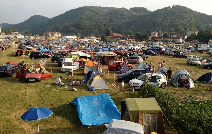 Šatori na ulazu u Guču
