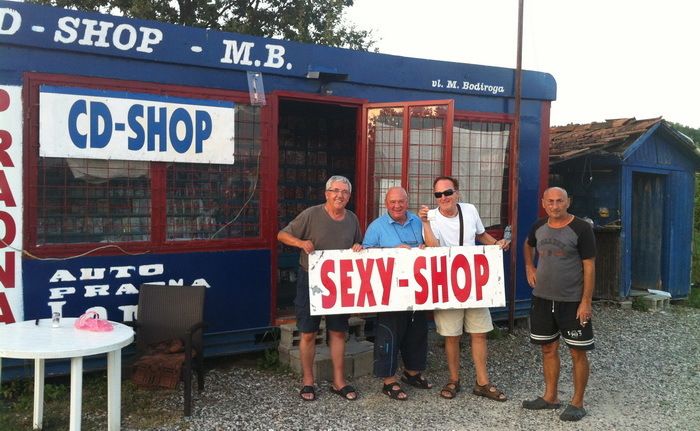 Ovo je moguće samo na Balkanu: CD shop, sexy shop i auto praonica u istom prostoru (kontejneru)