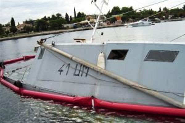 Djelatnici Lučke ispostave Umag opasali su potonulu koćaricu plutajućom branom kako bi spriječili širenje onečišćenja
