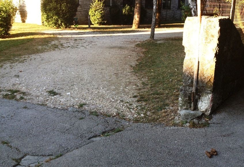 .. i pred ulazom u dvorište osnovne škole