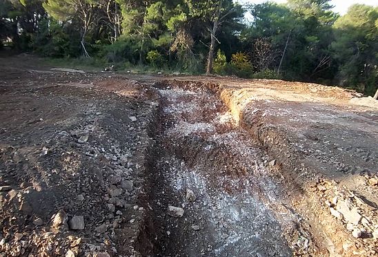 U tijeku su pripreme za postavljanje betonskih ploča na zapadnom dijelu groblja 