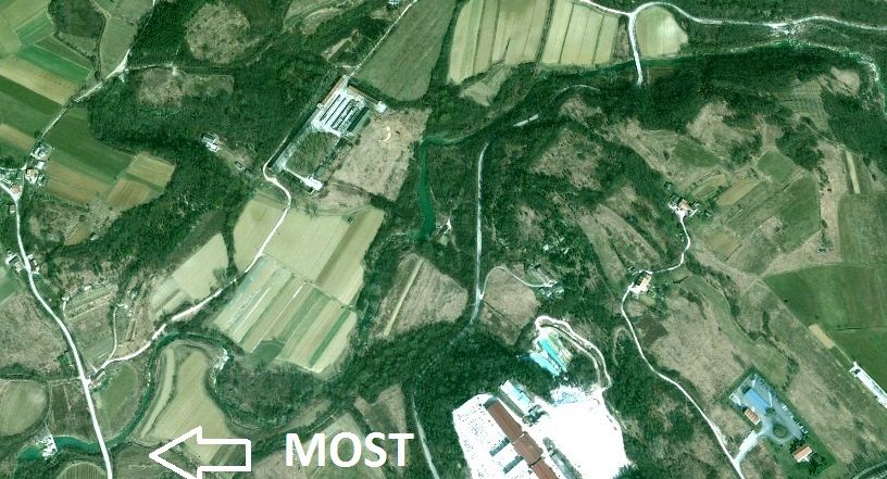Vodotok Pazinčice uzvodno od mosta (Foto: Google Earth)