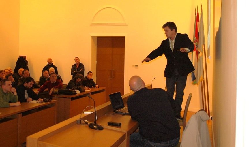 Radenko Sloković popeo se na stolicu kako bi mogao prikazati sve lokalitete na proiciranoj karti
