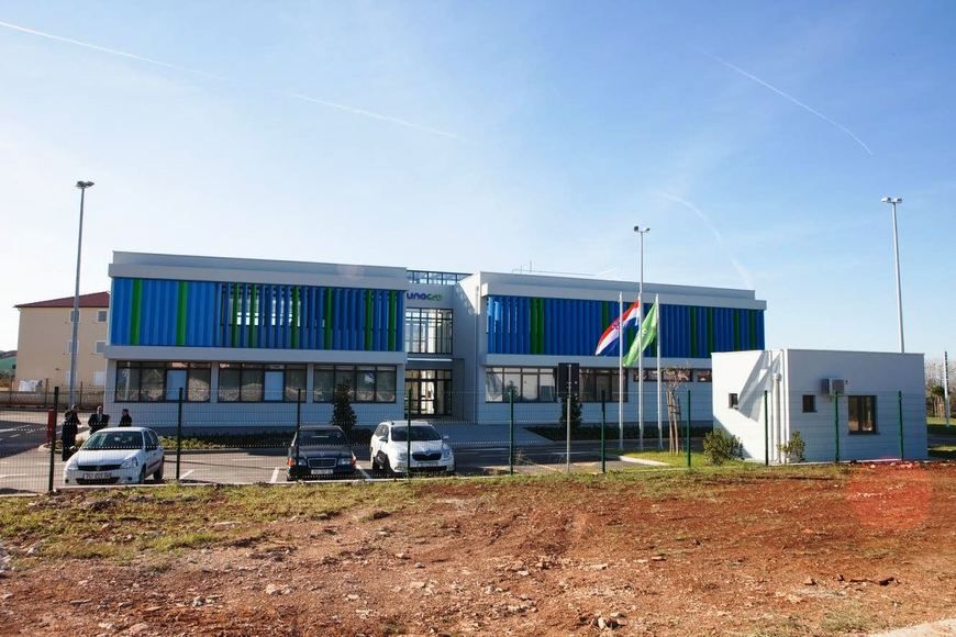 Površina zgrade je 900 m2