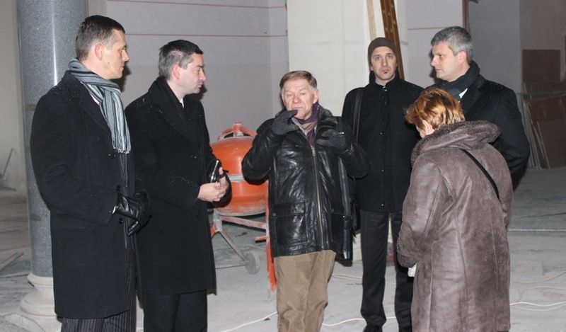 Gradonačelnik Sarajeva Ivo Komšić pokazuje radove na obnovi Gradske palače