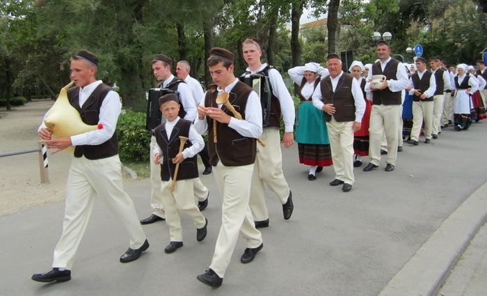 Središnjoj smotri folklora predhodila je povorka svih sudionika festivala