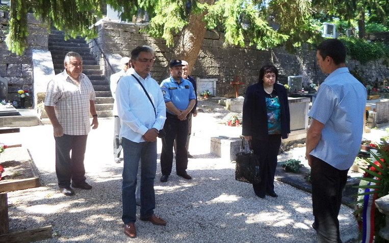 Delegacija Grada Pazina u sastavu Vesna Ivančić, Ivica Gržinić i Valter Milohanić položila je vijenac na gradskom groblju 