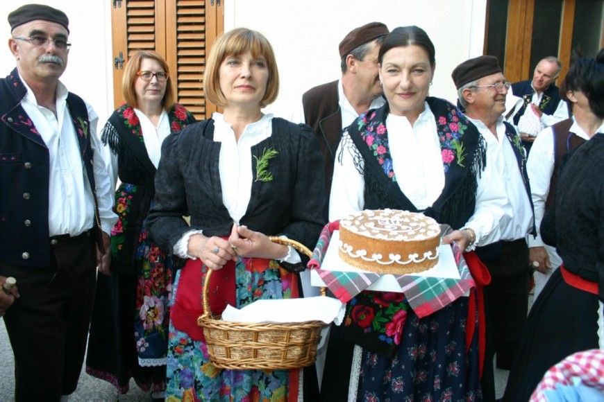 Goste se nudilo s hroštulama, blincima, sirom i rakijom