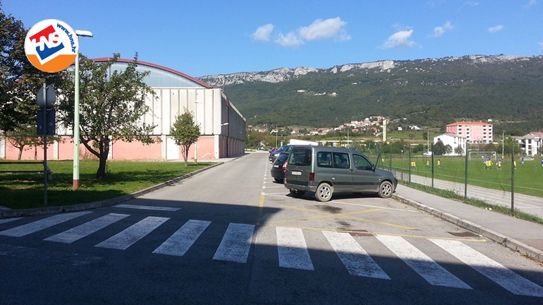 Dva se vozila teško mimoilaze ako su sva parkirna mjesta popunjenjaa