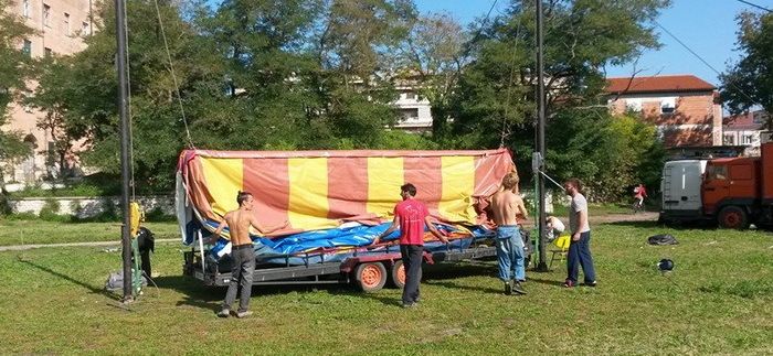 Podizanje šatora ispred Rojca
