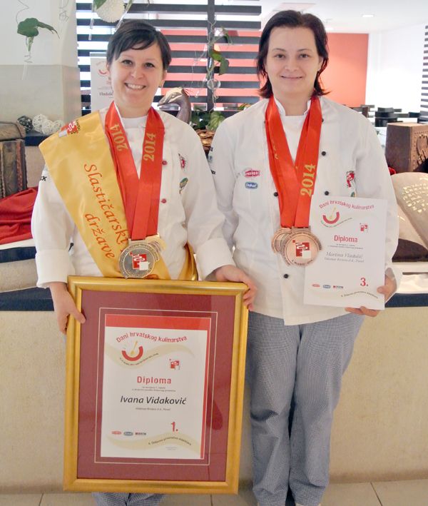 Ivana Vidaković i Martina Vladušić sa svojim diplomama