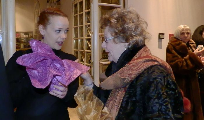 Dora Lipovčan nakon izvedbe prima čestitke