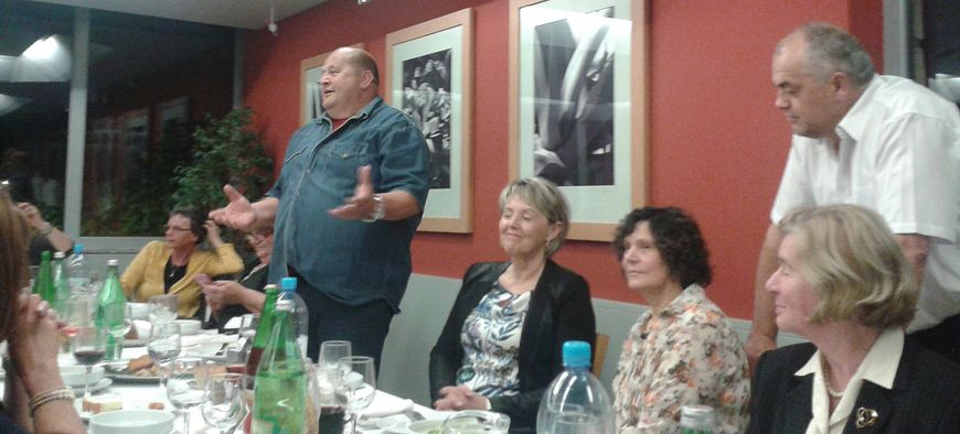 Glasnogovornik generacije Maksim Vozila drži govor