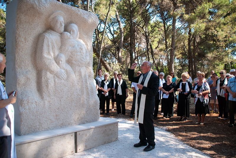 Medulinski župnik vlč. Ante Močibob blagosliva spomeniik
