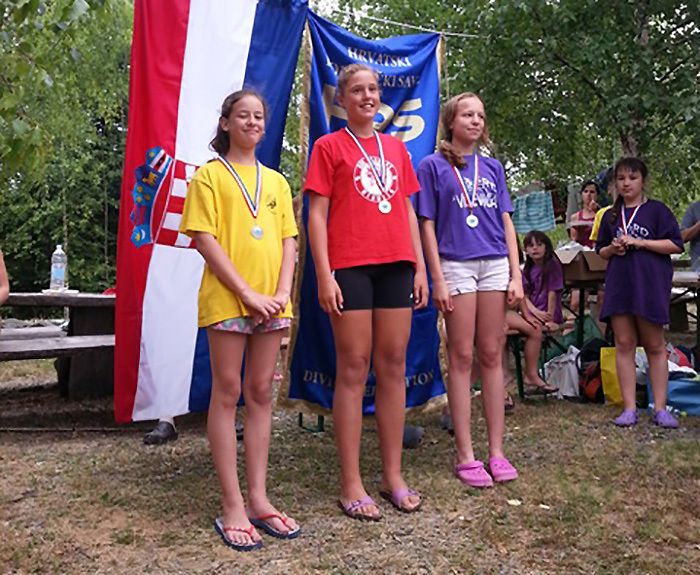 Ema Ivetić (u sredini)