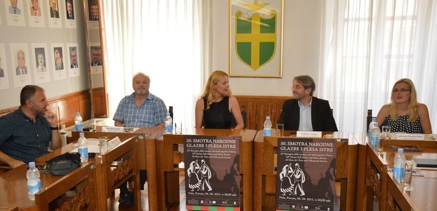 Konferencija za novinare na kojoj je najavljen bogat program ovogodišnje 50. po redu smotre narodne glazbe i plesa Istre