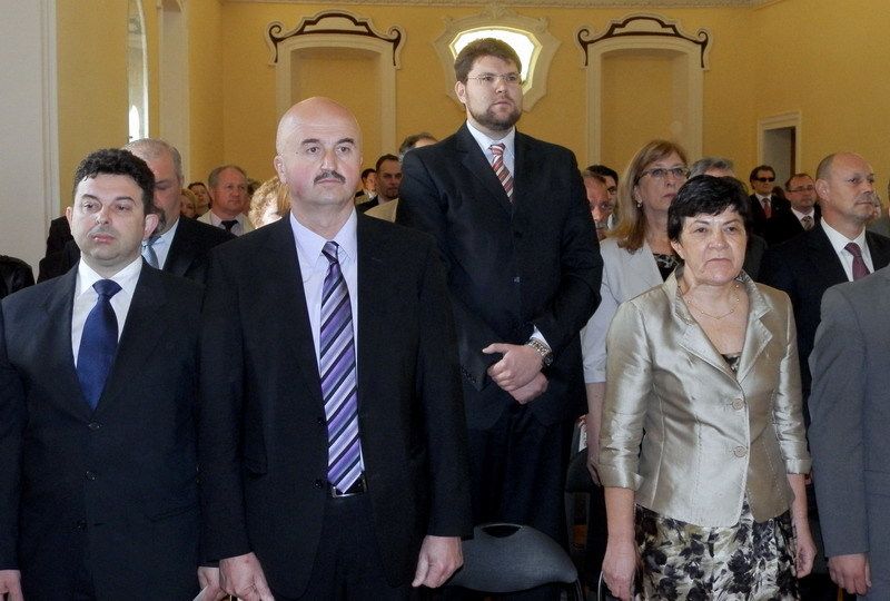 Grbin je toliko visok da na slikama izgleda kao da stoji na stolici