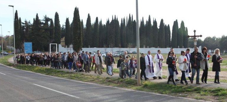 Procesija je krenula u blizini vrsarskog groblja
