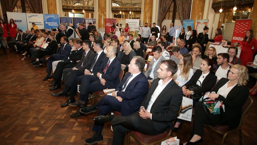 Konferencija za medije u Smaragdnoj dvorani hotela Esplanade